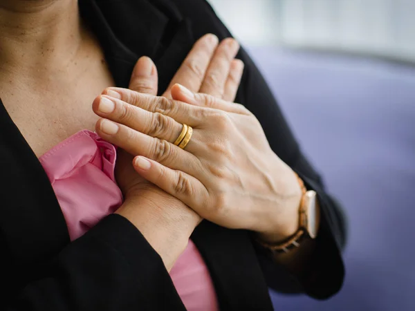 Ongeïdentificeerde Vrouw Die Bed Zit Lijdt Aan Een Hartaanval Borst — Stockfoto