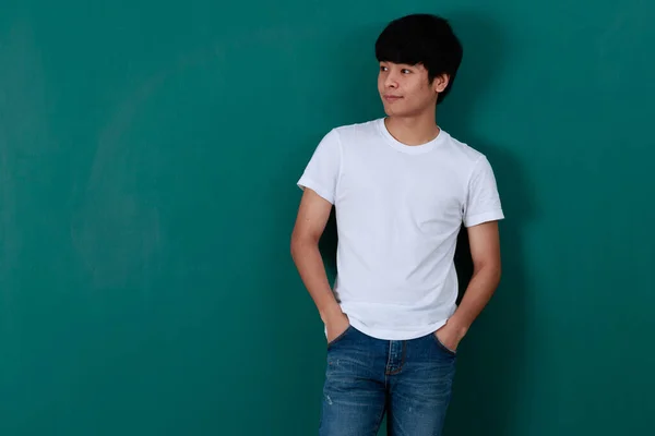 Encantado Joven Asiático Masculino Camiseta Blanca Jeans Pie Sobre Fondo — Foto de Stock