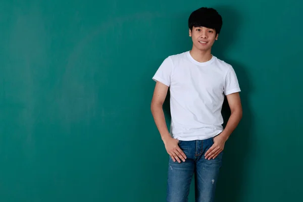 Deleitado Joven Asiático Masculino Camiseta Blanca Jeans Pie Sobre Fondo — Foto de Stock