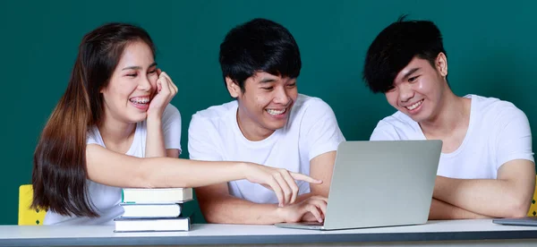 Wesołe Towarzystwo Azjatyckich Studentów Siedzących Przy Stole Książkami Laptopem Podczas — Zdjęcie stockowe