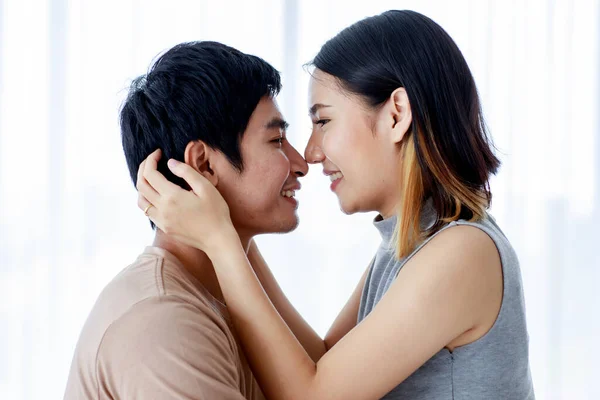 Seitenansicht Eines Lächelnden Asiatischen Paares Das Auf Dem Bett Sitzt — Stockfoto