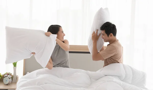 Emocionado Pareja Asiática Luchando Con Almohadas Suaves Cama Mientras Divierten —  Fotos de Stock