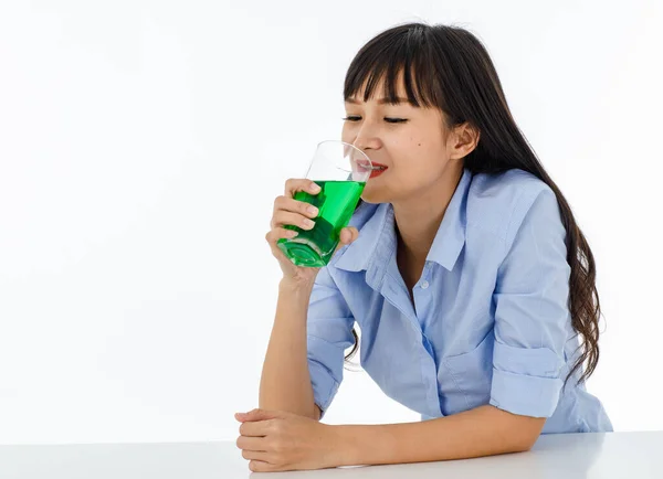 Freundliche Langhaarige Dame Mit Charmantem Lächeln Und Augen Blauen Hemd — Stockfoto