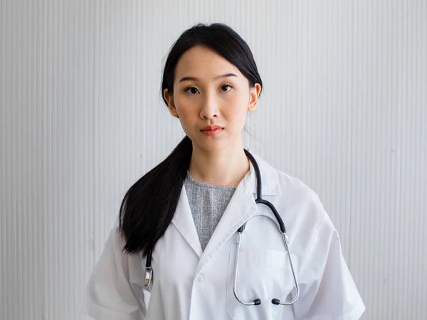 Die Asiatische Ärztin Mit Den Langen Schwarzen Haaren Lächelt Die — Stockfoto