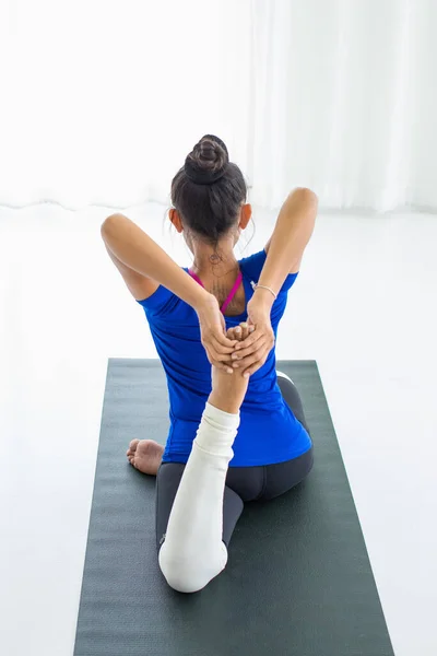 Mujer Joven Entrenadora Ropa Deportiva Azul Negra Practicando Yoga Sola — Foto de Stock