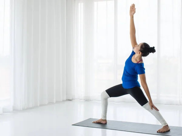 Giovane Signora Allenamento Facendo Yoga Piedi Triangolo Forma Mano Destra — Foto Stock