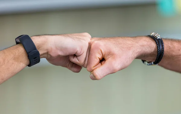 Cierre Dos Manos Masculinas Haciendo Gesto Puños Nudillos Chocando Golpeando — Foto de Stock