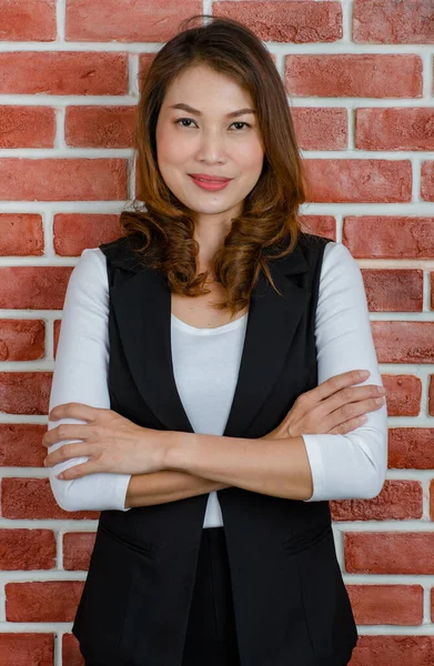 Retrato Mujer Asiática Atractiva Mediana Edad Chaleco Negro Camiseta Blanca —  Fotos de Stock