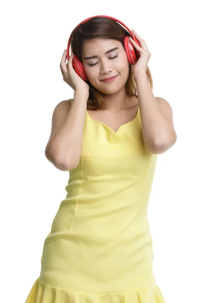 아시아 소녀가 헤드폰 스탠드를 착용하고 음악을 모습을 가까이 — 스톡 사진