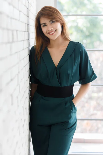 Retrato Jovem Bonito Asain Menina Com Cabelo Longo Posar Gesto — Fotografia de Stock