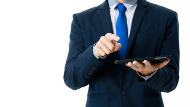 İzole edilmiş beyaz arka planda tablet ekrana dokunan orta boy, tanınamayan bir iş adamı. Stüdyo çekimi, iş çevrimiçi iletişim konsepti