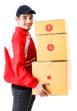 Gülümseyen neşeli Asyalı teslimatçı iki karton kutu taşıyor. Kırmızı üniformalı kurye portresi ve izole edilmiş beyaz arka planda siyah şapka. E-ticaret iş konsepti