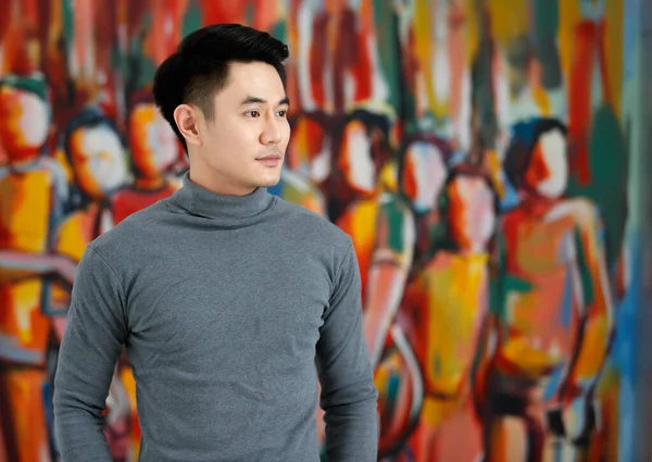 Retrato Asiático Homem Bonito Sorrindo Olhando Para Longe Vestindo Cinza — Fotografia de Stock