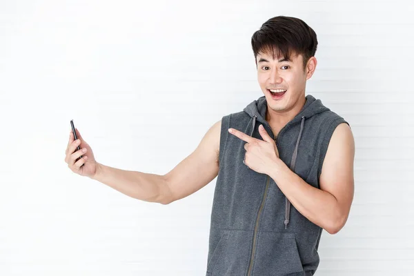 Asijské Pěkný Fit Usměvavý Muž Drží Ruční Smartphone Přičemž Selfi — Stock fotografie