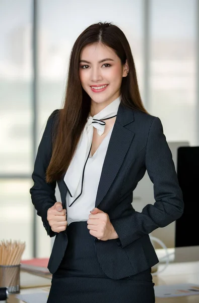 Ung Attraktiv Asiatisk Kvinna Svart Kostym Står Med Tillförsikt Moderna — Stockfoto