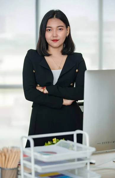 Ung Attraktiv Asiatisk Kvinna Svart Kostym Stående Arm Korsas Med — Stockfoto
