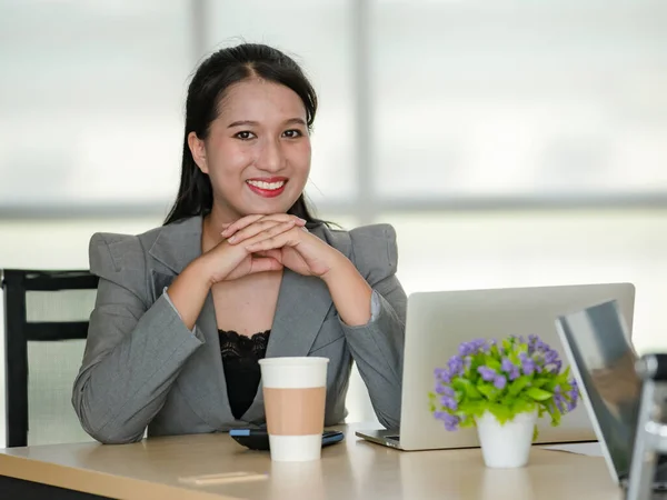 Joven Mujer Asiática Atractiva Traje Negocios Gris Sentado Sonriendo Con —  Fotos de Stock