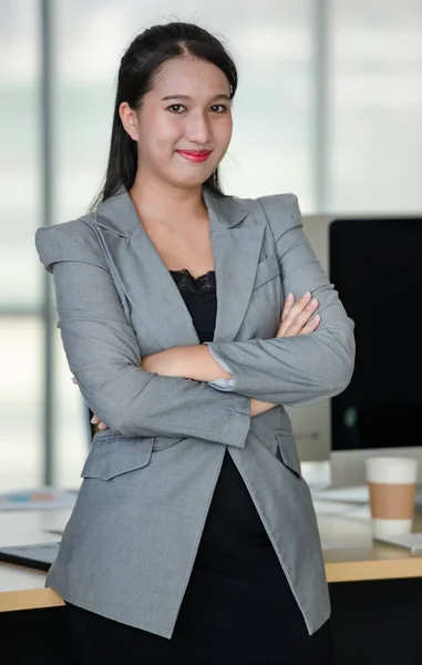 Ung Attraktiv Asiatisk Kvinna Grå Kostym Stående Arm Korsas Med — Stockfoto