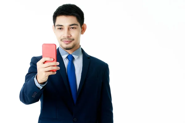 アジアの若いビジネスマンは 孤立した白い背景のスマートフォンで良いニュースを見て驚いています スタジオショット ビジネスの成功の概念を獲得 — ストック写真