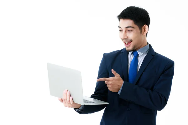 Улыбающийся Молодой Азиатский Бизнесмен Показывает Ноутбук Изолированном Белом Фоне Студийный — стоковое фото