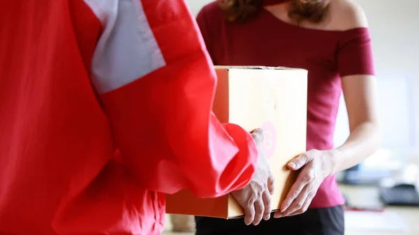 Handen Van Koerier Man Rode Jas Uniform Levert Pakketten Aan — Stockfoto