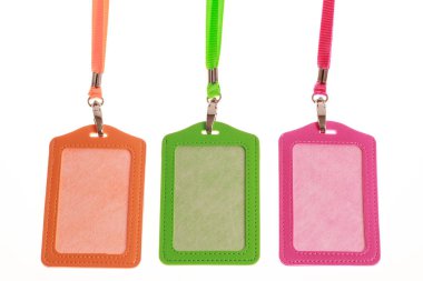 Beyaz üzerine izole edilmiş, turuncu, pembe ve yeşil renklerle üç boş rozet modeli. Düz boş isim etiketi boyuna ip ve isim etiketi takarak taklit et