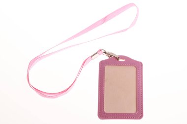 Boş rozet, beyaza izole edilmiş parlak rengi taklit ediyor. Sade boş isim etiketi, boyuna iple sarkıt, isim etiketi