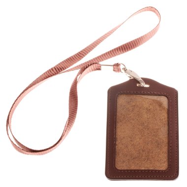 Boş rozet, beyaza izole edilmiş parlak rengi taklit ediyor. Sade boş isim etiketi, boyuna iple sarkıt, isim etiketi