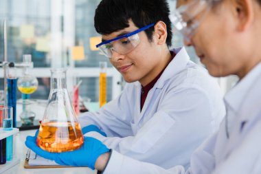 İki Asyalı 'ya portre, biyoloji ve kimya araştırması yapan bilim adamı. İkisi de gözlük takıyor.