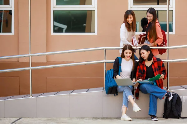 Grupa Czterech Studentek Trzymających Książki Notebooki Siedzących Rozmawiających Sobą Przed — Zdjęcie stockowe