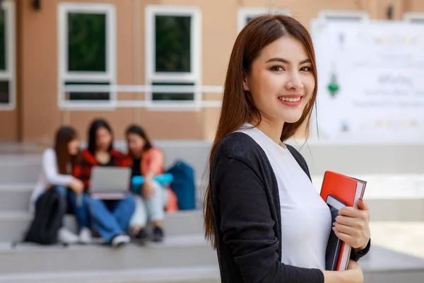 Молодые Красивые Азиатские Студентки Держащие Книги Позируют Перед Камерой Группой — стоковое фото