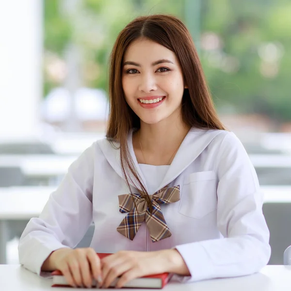 Ritratto Ragazza Asiatica Carina Giovane Lao Etnicità Indossando Giapponese Uniforme — Foto Stock