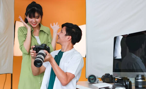 Gelukkige Professionele Mannelijke Fotograaf Houden Dslr Camera Lachen Terwijl Het — Stockfoto