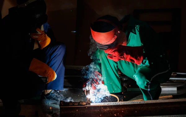 Los Trabajadores Mecánicos Trabajan Horas Extras Apenas Por Noche Una — Foto de Stock