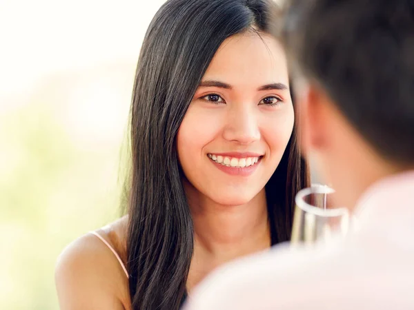一个年轻可爱的美丽的亚洲女人喝着白葡萄酒 带着爱与快乐与男人交谈 — 图库照片