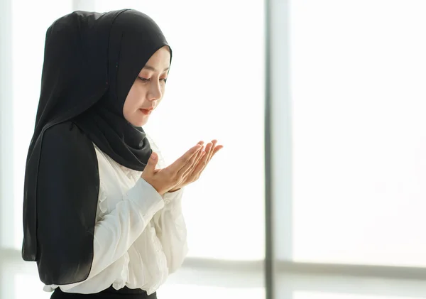 Young Beautiful Asian Muslim Woman Black Veil Sitting Floor Praying — Stock Photo, Image