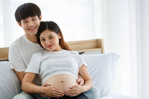 Retrato Lindo Jovem Casal Vestido Casualmente Sentado Uma Cama Juntos — Fotografia de Stock