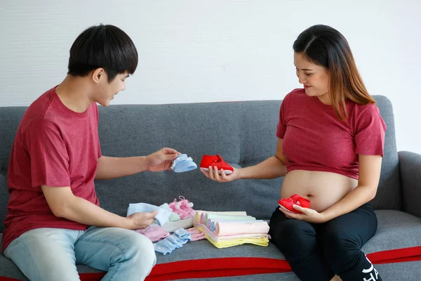 Genç Asyalı Bir Çiftin Portresi Evde Bir Kanepede Mutlu Bir — Stok fotoğraf