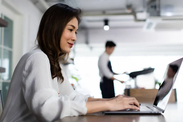 Rapariga Negócios Sorridente Trabalhando Com Laptop Mulher Negócios Asiática Feliz — Fotografia de Stock