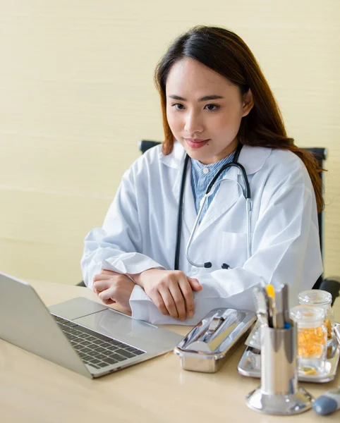 Young Beautiful Asian Doctor Pointing Fingers Her Head Doing History — Stock Photo, Image