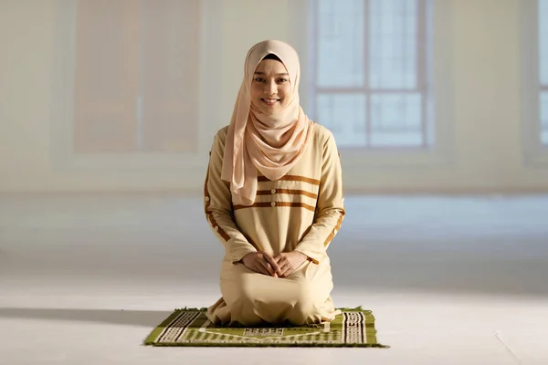 Retrato Uma Mulher Muçulmana Jovem Bonita Vestido Hijab Sentado Mesquita — Fotografia de Stock