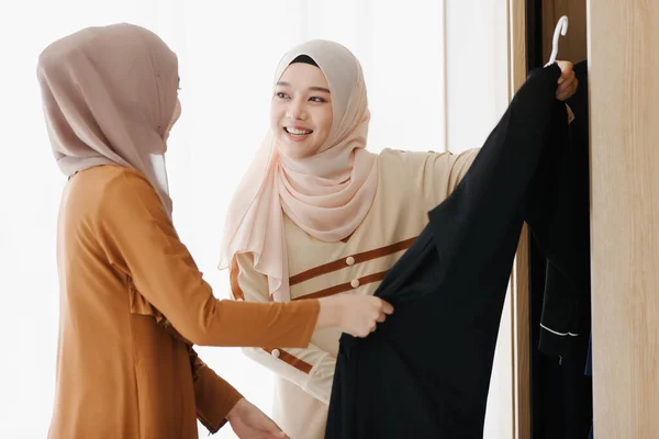 Due Donne Asiatiche Musulmane Che Selezionano Vestiti Insieme Alla Felicità — Foto Stock