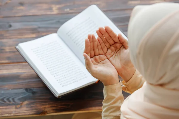 Hände Muslimischer Frauen Die Für Gott Beten Mit Weißem Buch — Stockfoto