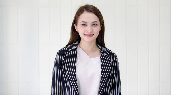 Half Tělo Záběr Mladé Krásné Asijské Podnikatelky Dlouhými Vlasy Sobě — Stock fotografie