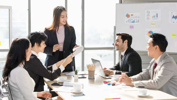 Gruppo Imprenditori Diversi Asan Caucasico Fanno Una Conferenza Insieme Alla — Foto Stock