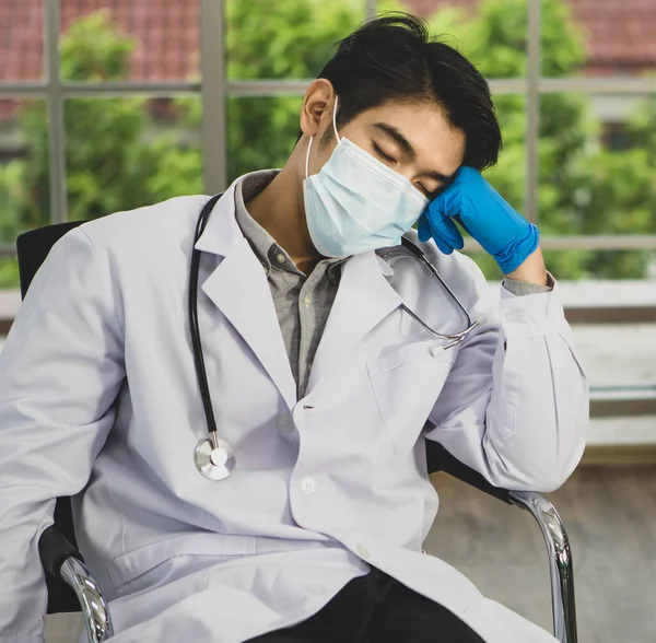 Γιατρός Φορώντας Προστατευτική Μάσκα Αισθάνεται Κουρασμένος Κατά Διάρκεια Της Εργασίας — Φωτογραφία Αρχείου