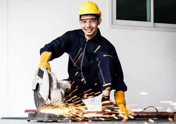 Feliz Joven Trabajador Masculino Que Trabaja Máquina Corte Acero Taller — Foto de Stock