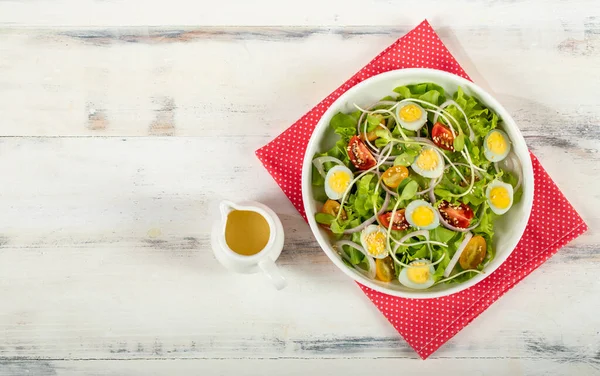 Grande Ciotola Bianca Lattuga Insalata Germogli Con Uovo Sodo Cipolla — Foto Stock