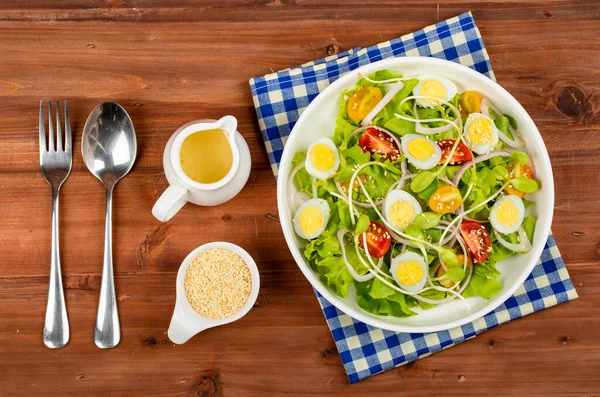 Big White Bowl Lettuce Sprout Salad Boil Egg Tomato Mix — ストック写真