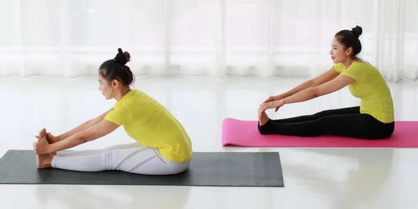 Eine Junge Frau Und Eine Yoga Trainerin Die Paschimottanasana Praktiziert — Stockfoto